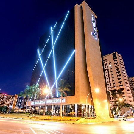 卡利南喝普鲁斯尊贵酒店 巴西利亚 外观 照片 The hotel at night