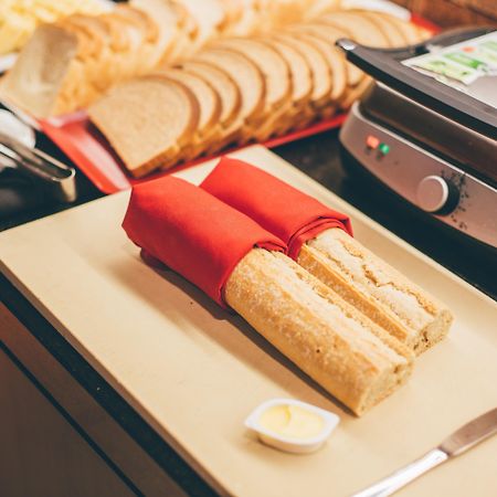 卡利南喝普鲁斯尊贵酒店 巴西利亚 外观 照片 A panini press