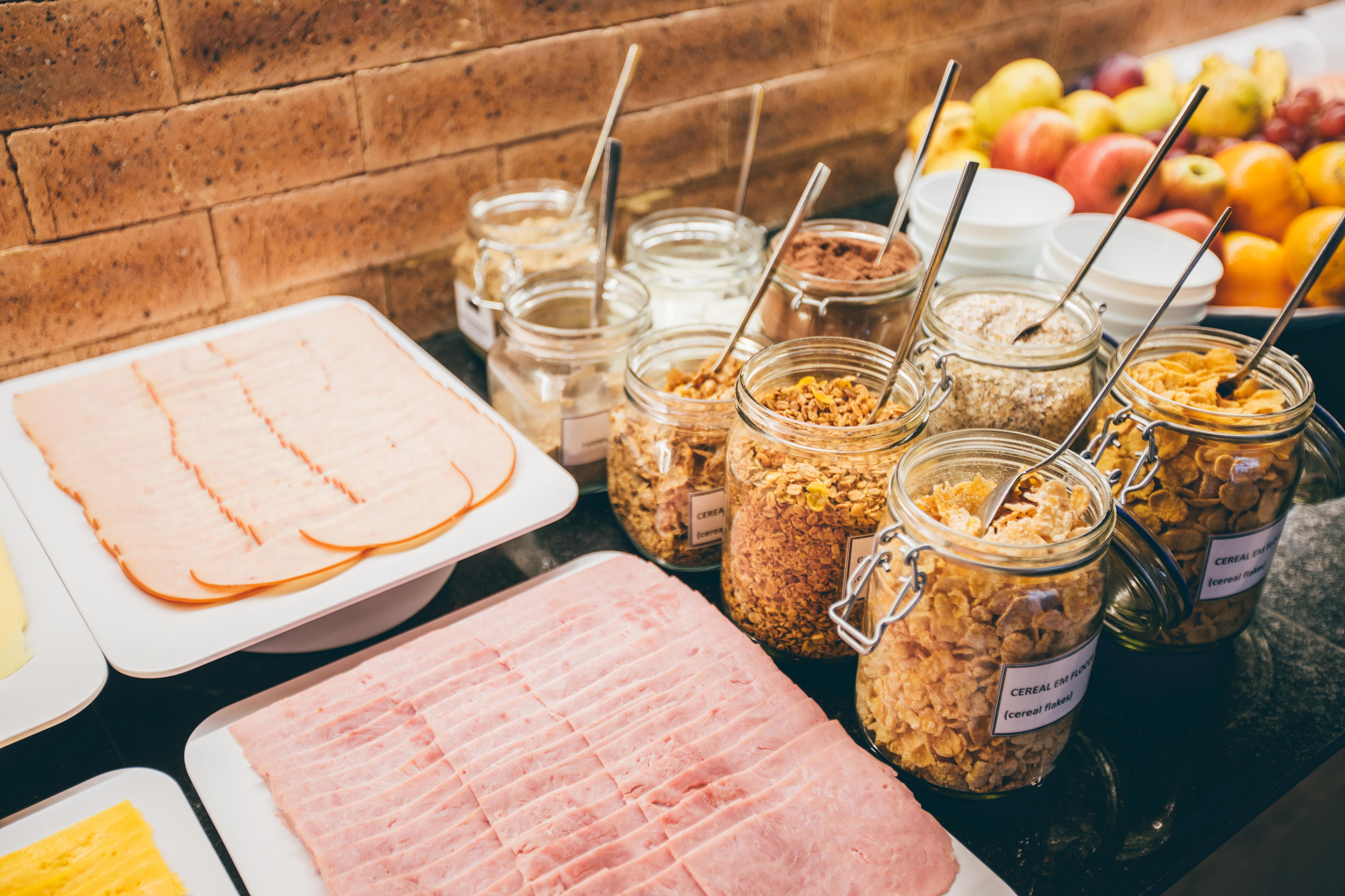 卡利南喝普鲁斯尊贵酒店 巴西利亚 外观 照片 Müsli and ham at a breakfast buffet