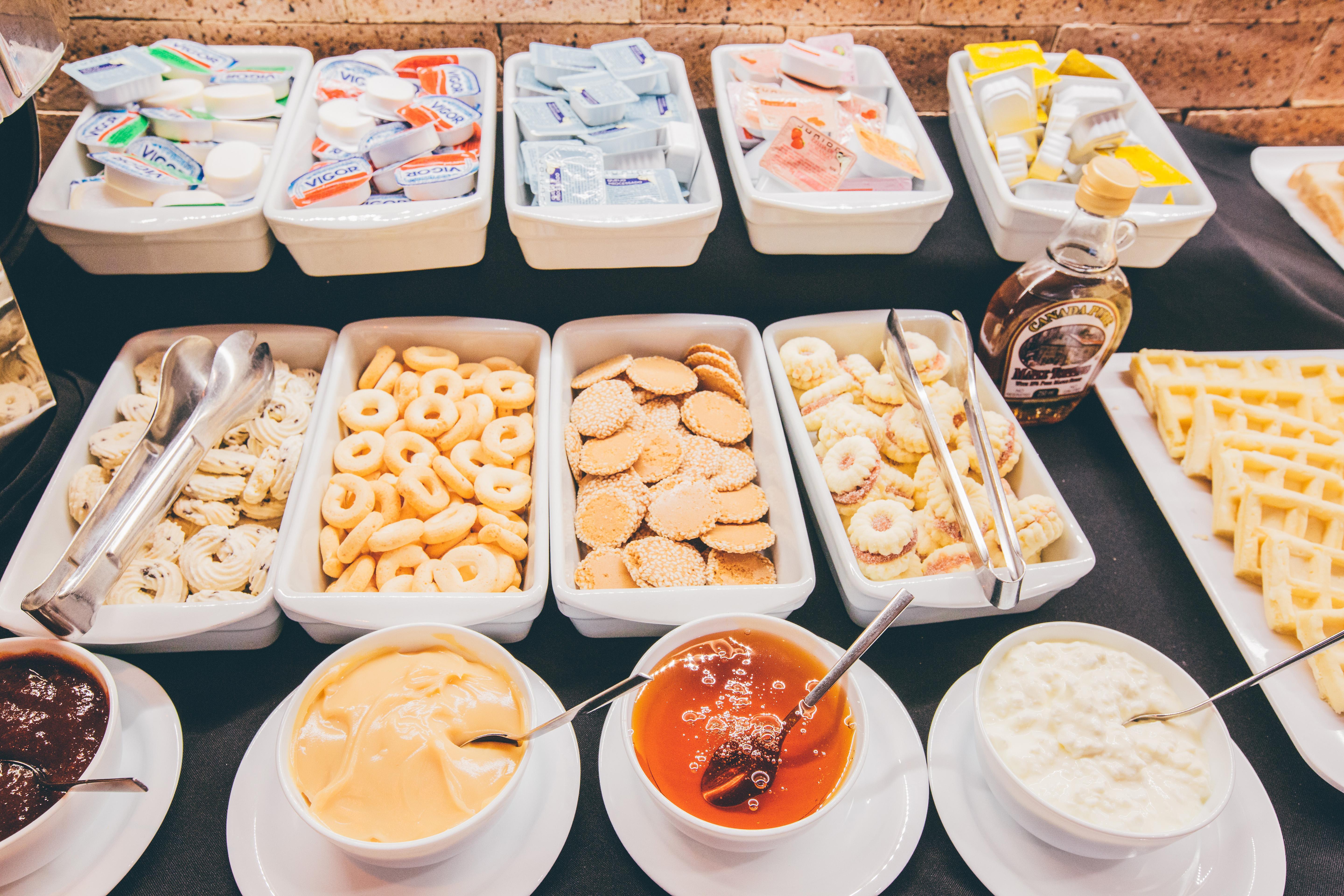卡利南喝普鲁斯尊贵酒店 巴西利亚 外观 照片 A selection of cheese at a buffet